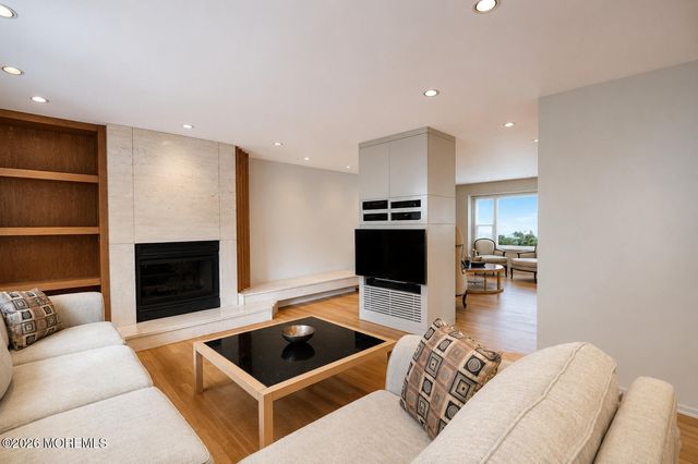 20 Cooperhawk Drive, Manalapan, NJ 07726