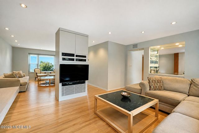 20 Cooperhawk Drive, Manalapan, NJ 07726