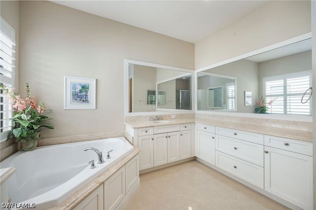 13736 Luna DR, Naples, FL 34109
