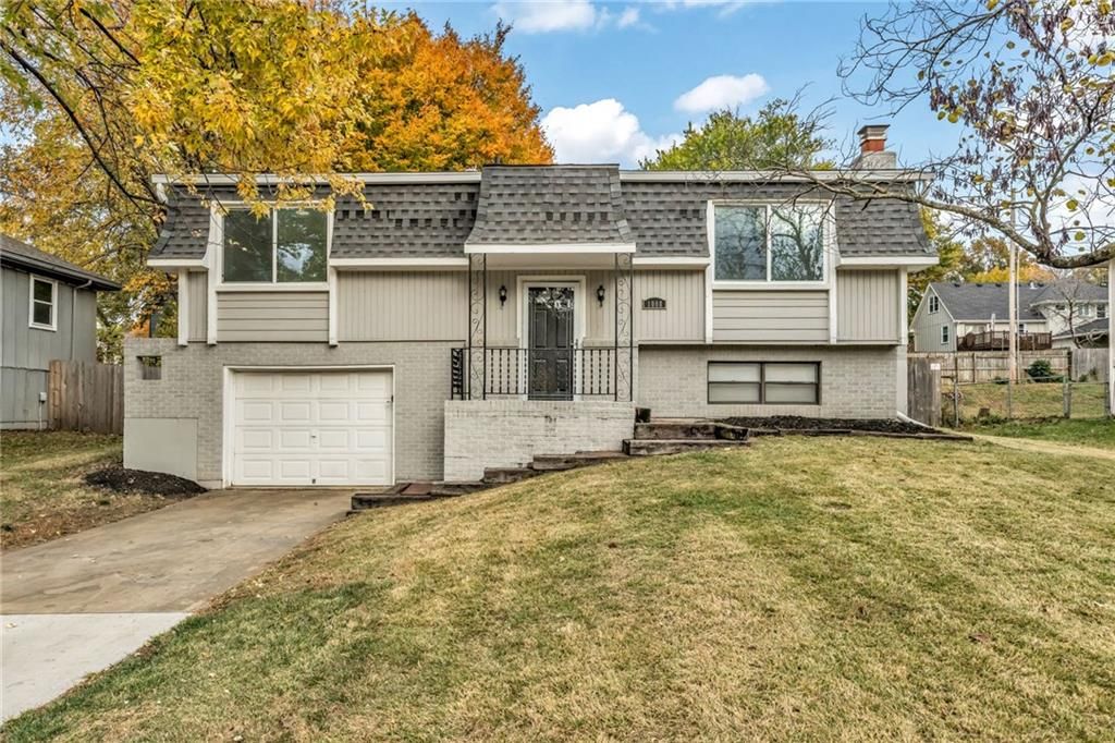 1008 N Parkway Drive, Olathe, KS 66061