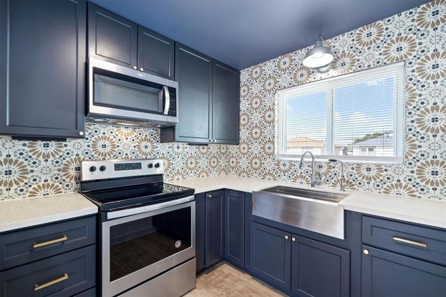 370 Ling Street, Hitchcock, TX 77563