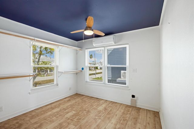 370 Ling Street, Hitchcock, TX 77563