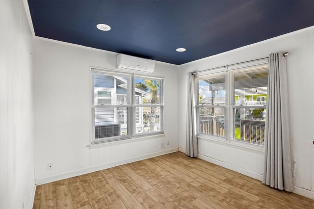 370 Ling Street, Hitchcock, TX 77563