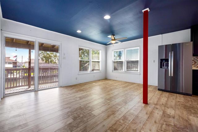 370 Ling Street, Hitchcock, TX 77563