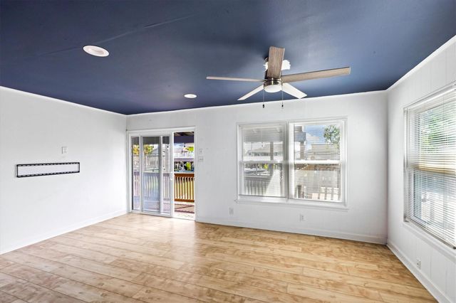 370 Ling Street, Hitchcock, TX 77563