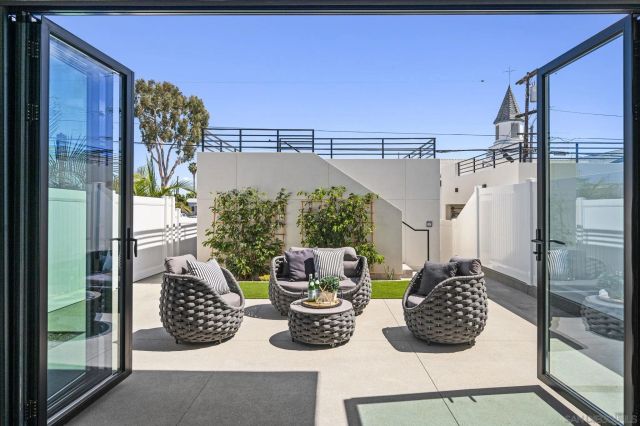 1075 Opal St, San Diego, CA 92109