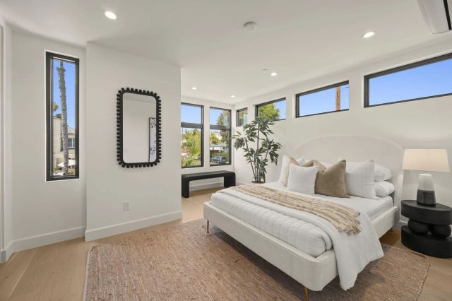 1075 Opal St, San Diego, CA 92109