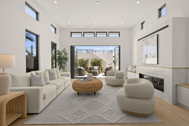 1075 Opal St, San Diego, CA 92109