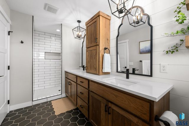 7308 E Gray Eagle Cir Circle, Sioux Falls, SD 57110