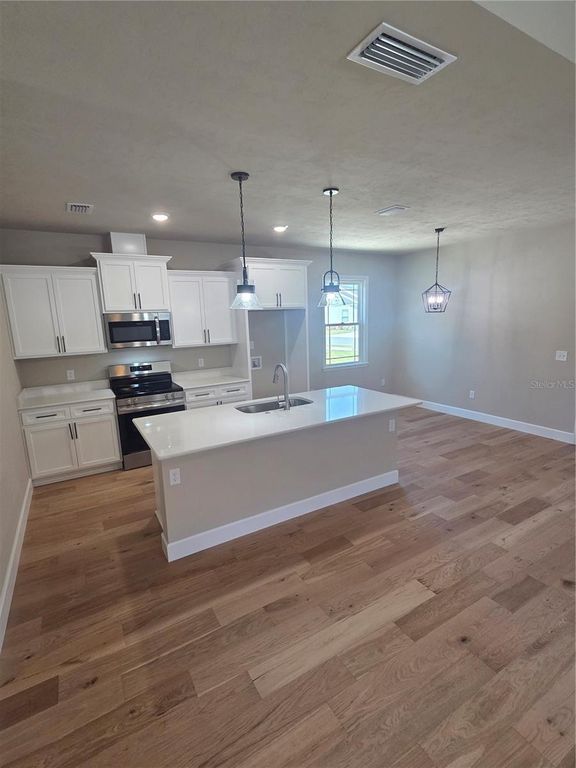 Image 7 of property listing at 24363 SW 18TH LANE, Newberry, FL 32669