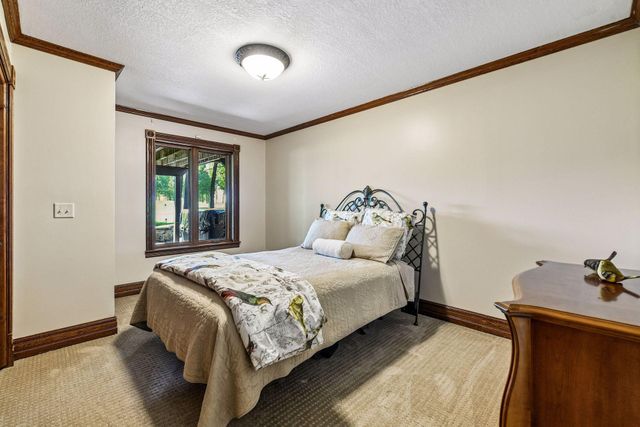 2890 Autumn Woods Drive, Chaska, MN 55318