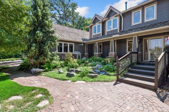 2890 Autumn Woods Drive, Chaska, MN 55318