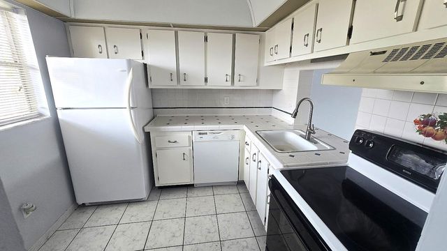2800 NW 56th Avenue G406, Lauderhill, FL 33313