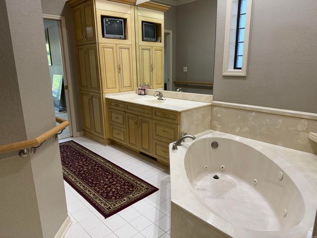 650 Davidson Circle, Greers Ferry, AR 72067