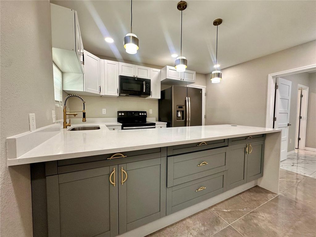 Image 11 of property listing at 8906 N ALBANY AVENUE, Tampa, FL 33604