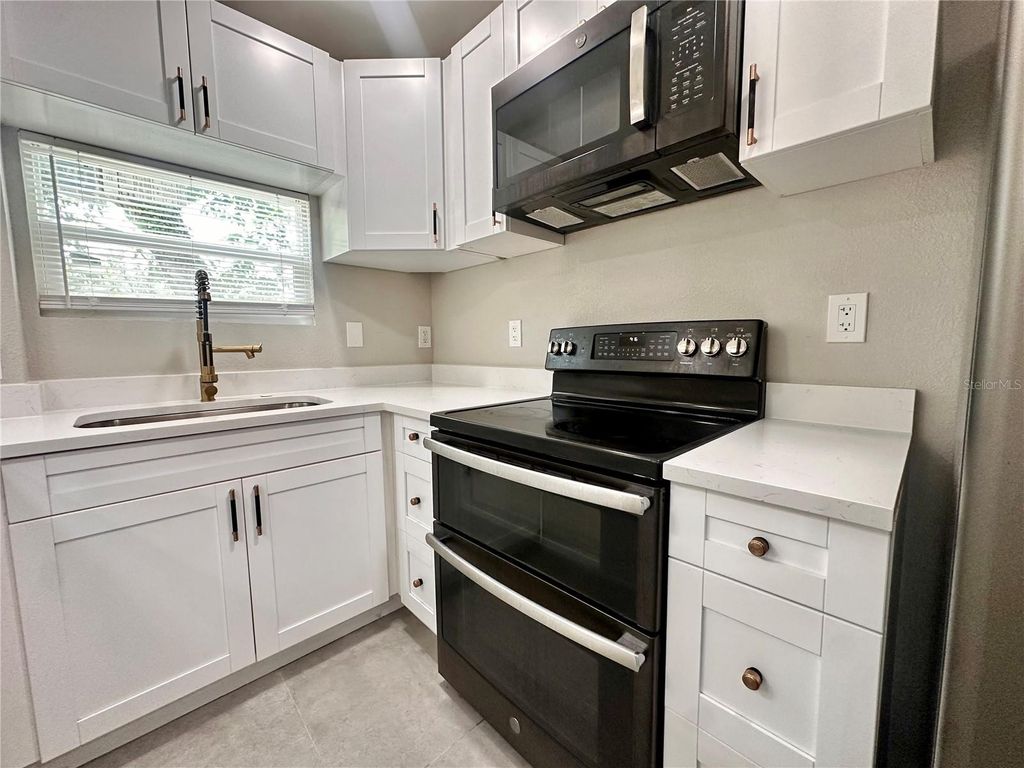 Image 14 of property listing at 8906 N ALBANY AVENUE, Tampa, FL 33604