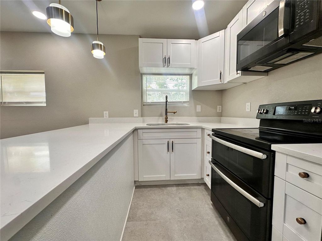 Image 15 of property listing at 8906 N ALBANY AVENUE, Tampa, FL 33604