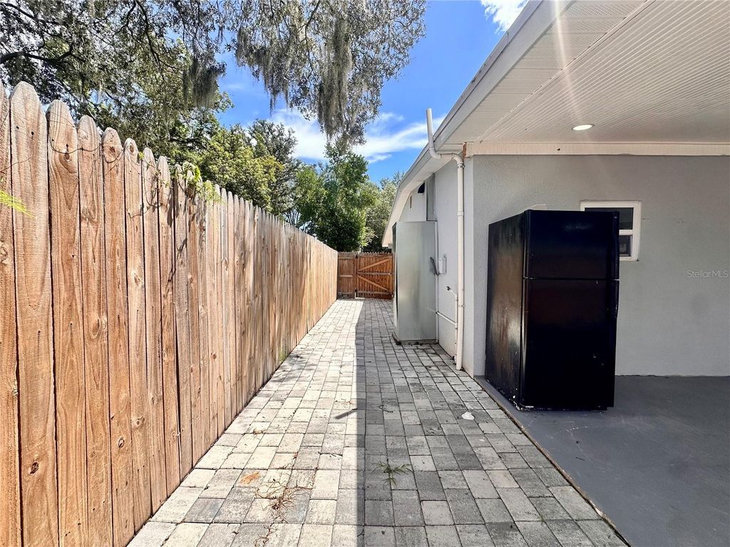 Image 17 of property listing at 8906 N ALBANY AVENUE, Tampa, FL 33604