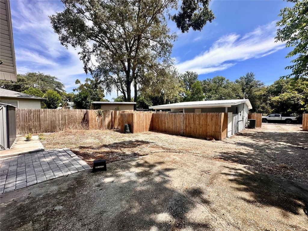 Image 18 of property listing at 8906 N ALBANY AVENUE, Tampa, FL 33604