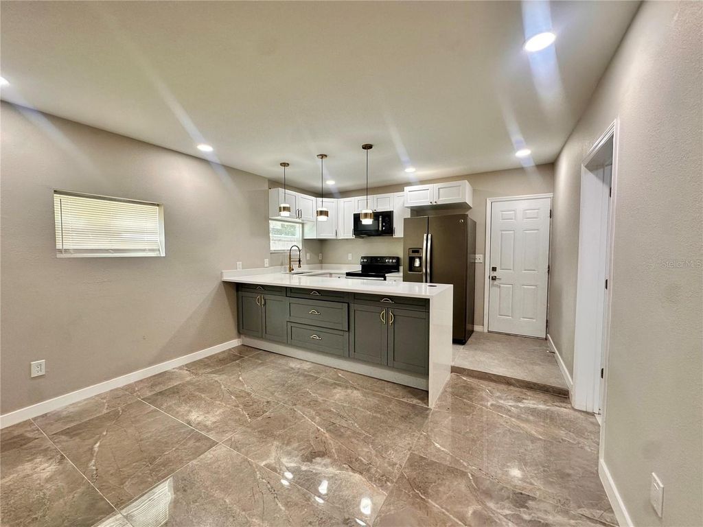 Image 10 of property listing at 8906 N ALBANY AVENUE, Tampa, FL 33604