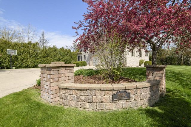 10935 Oriole LANE, Mequon, WI 53092