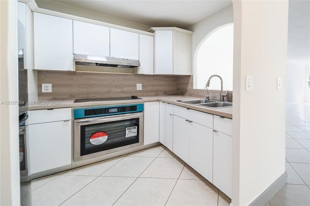 2555 NE 11th St 310, Fort Lauderdale, FL 33304