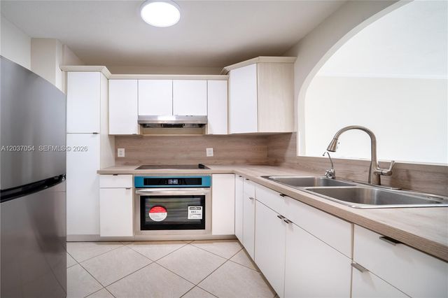 2555 NE 11th St 310, Fort Lauderdale, FL 33304