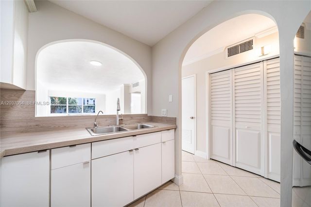 2555 NE 11th St 310, Fort Lauderdale, FL 33304