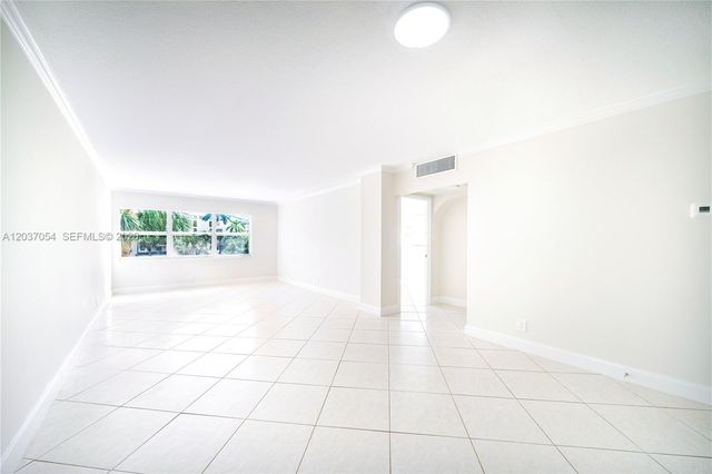 2555 NE 11th St 310, Fort Lauderdale, FL 33304