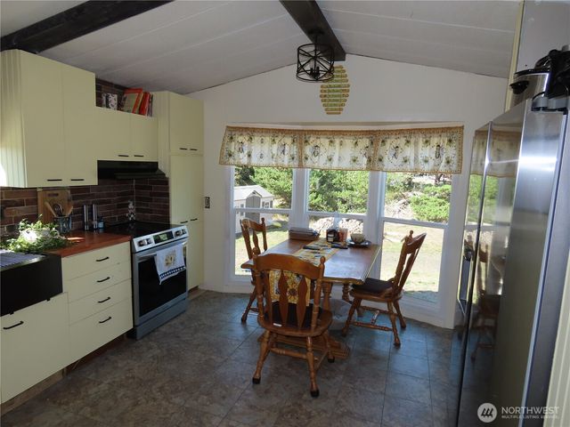 925 State Route 105, Grayland, WA 98547