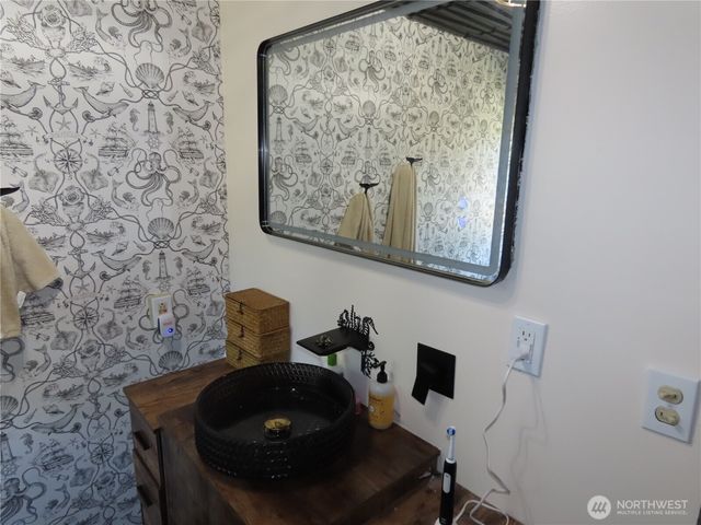 925 State Route 105, Grayland, WA 98547