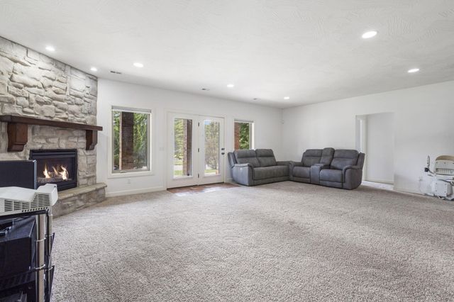 2956 S Ranch Drive, Springfield, MO 65809