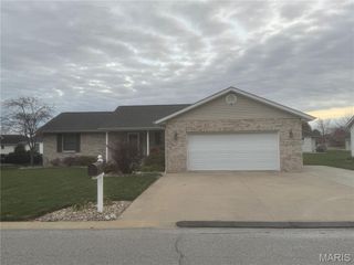 30 N Porte Drive, Highland, IL 62249
