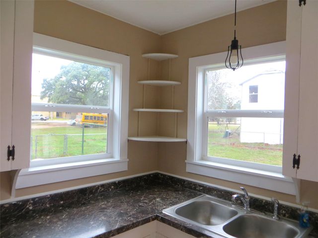 5807 Avenue D, Sheridan, TX 77475