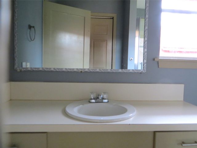 5807 Avenue D, Sheridan, TX 77475