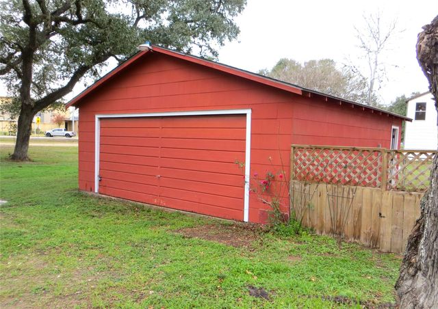 5807 Avenue D, Sheridan, TX 77475