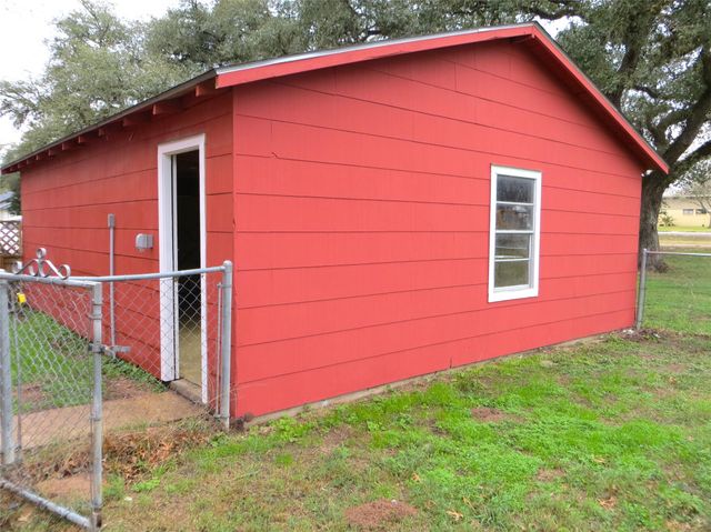 5807 Avenue D, Sheridan, TX 77475