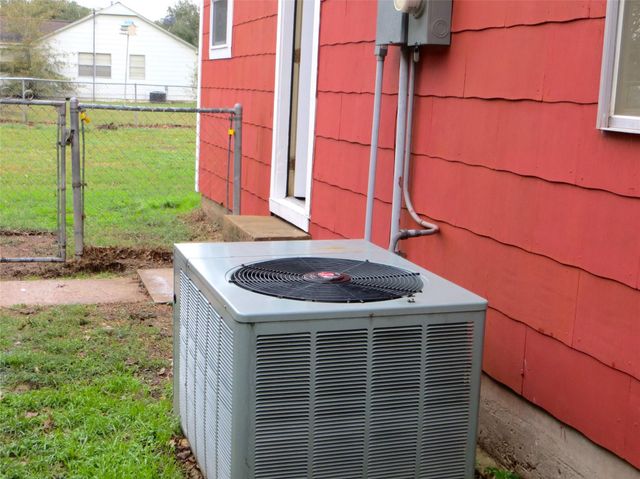 5807 Avenue D, Sheridan, TX 77475