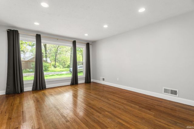 19613 Oakdale Avenue, South Bend, IN 46637
