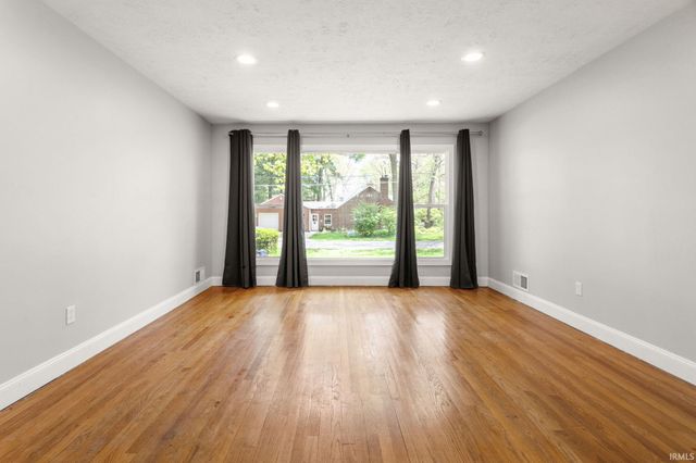 19613 Oakdale Avenue, South Bend, IN 46637
