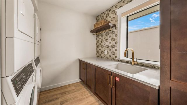 1142 WINDSONG LANE B, Sarasota, FL 34242