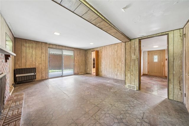 285 Tara Dr, Pleasant Hills, PA 15236