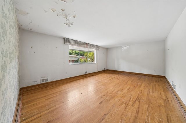 285 Tara Dr, Pleasant Hills, PA 15236