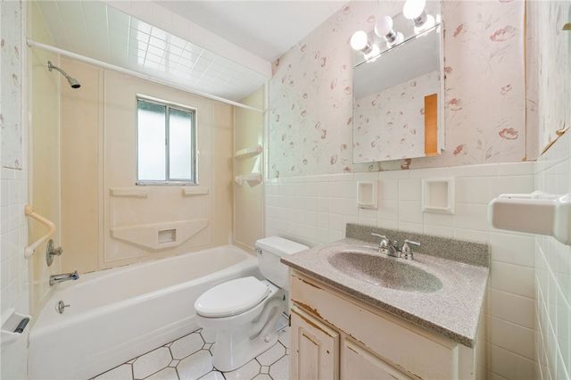 285 Tara Dr, Pleasant Hills, PA 15236