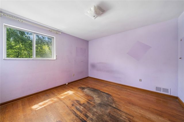 285 Tara Dr, Pleasant Hills, PA 15236