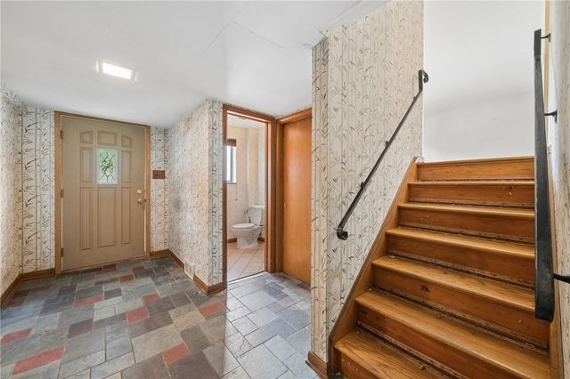 285 Tara Dr, Pleasant Hills, PA 15236
