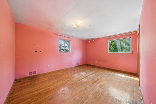 285 Tara Dr, Pleasant Hills, PA 15236