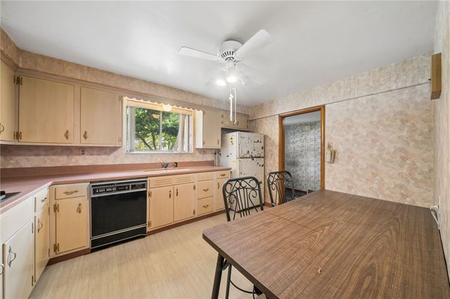 285 Tara Dr, Pleasant Hills, PA 15236
