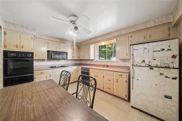 285 Tara Dr, Pleasant Hills, PA 15236