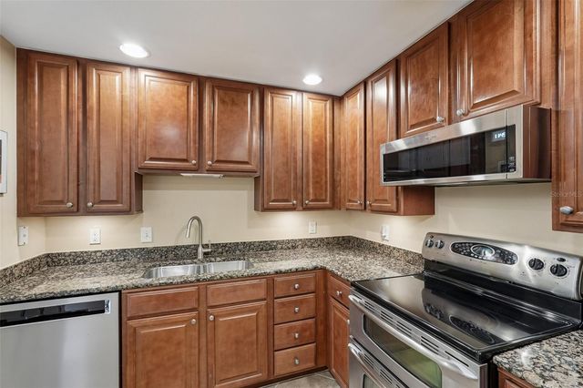 808 3RD AVENUE W 809, Bradenton, FL 34205